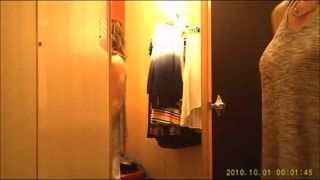 Woman in dressing room spied  600-1