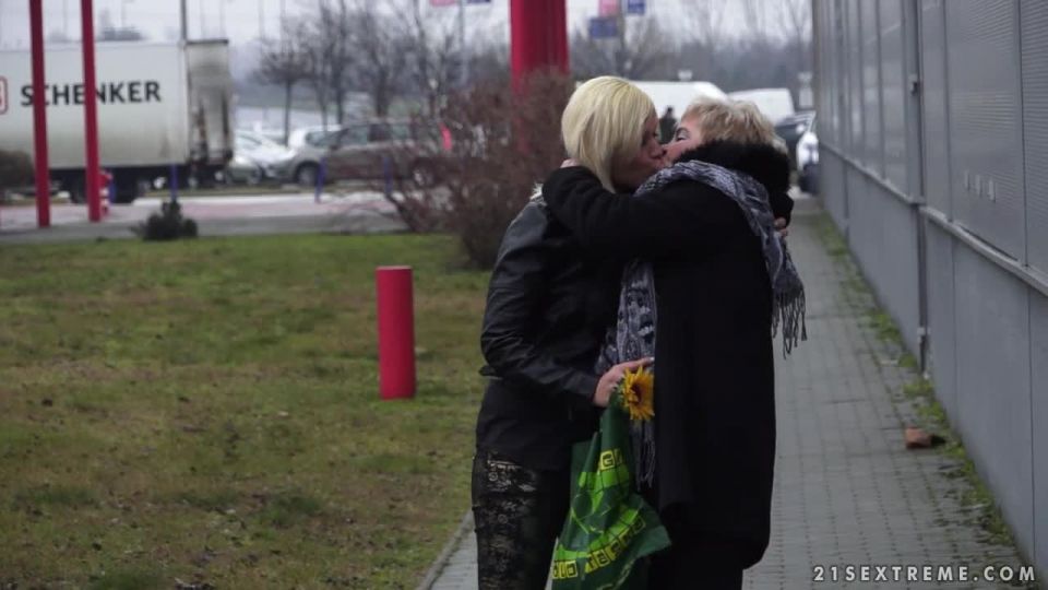 Love in the bus  stop