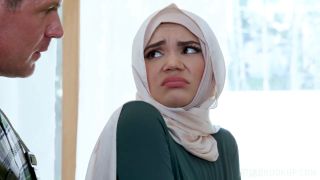 Naudi Nala [HijabHookup] Naudi Nala – Handyman Helps Hijab Babe With Her First Time  HijabHookup-2