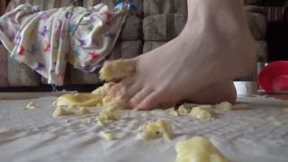 [K2S.CLUB] CurvyElvishGirl - Banana Stomping Messy Feet - HD 720P-1