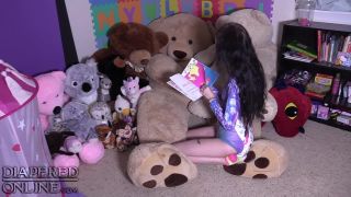 Diaperedonline2Samara Samara Reading to Stuffies-1