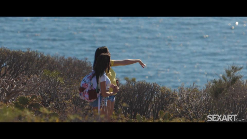 Julia De Lucia & Baby Nicols  Vamos A La Playa