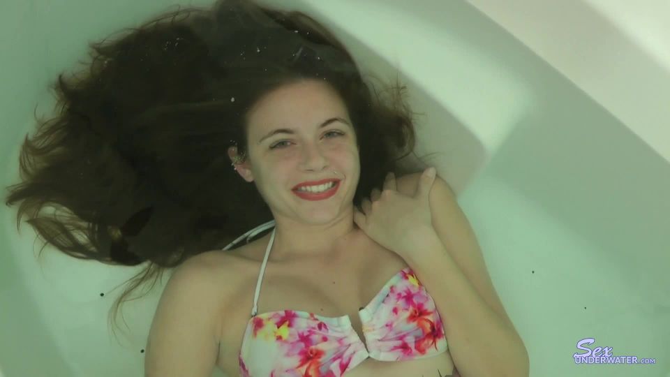 SexUnderwater e0886 Ashton Monroe   Underwater Bathtub Girls (mp4)