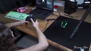 Video STREAMER LUCK  Petite Babe Gets Fucked During Game  Princess ...-9