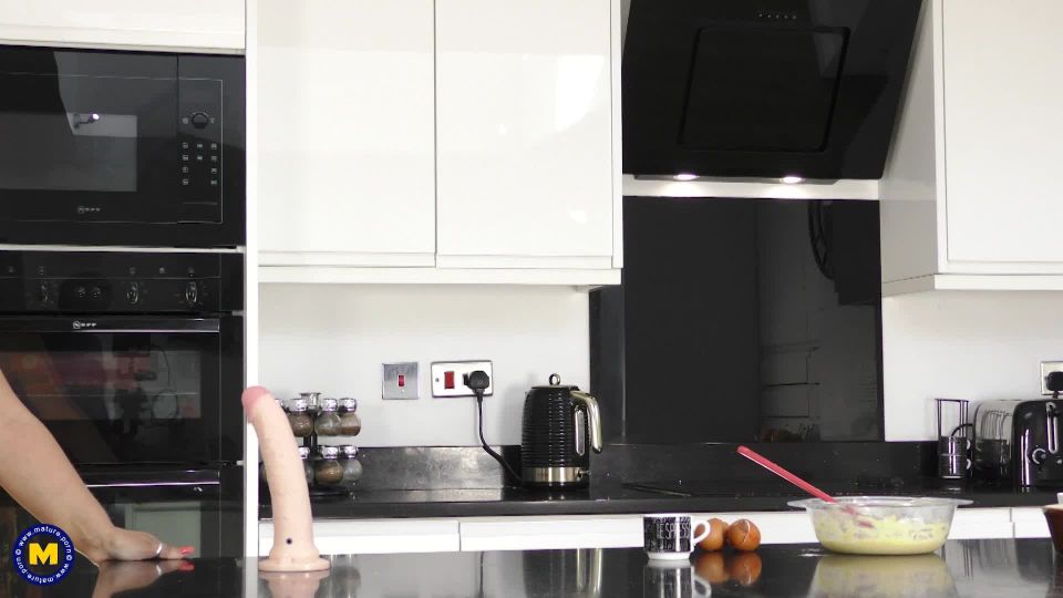 Tiny (38): Thick MILF Tiny gets wet in her kitchen 1080p FullHD