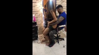 ESTILISTA SATISFACE A SU NUEVO CLIENTE EN LA ESTETICA.-3