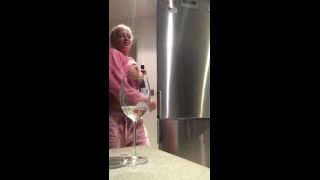 LouLou Petite Louloupetite - did you know in some countries its compulsory to pour prosecco with your tits out 16-11-2018-3