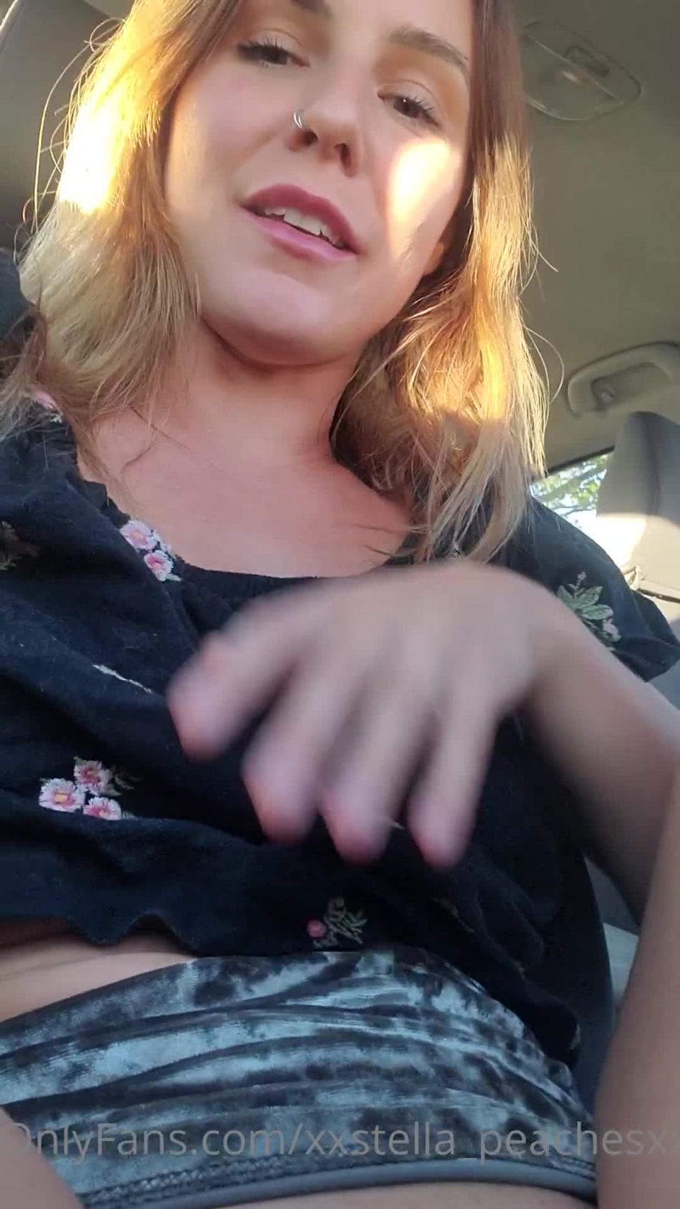 Onlyfans - Stella Peaches - xxstella peachesxx - xxstellapeachesxxGetting myself off in the car in a public parking lot before going into my favorite grocer - 17-08-2020