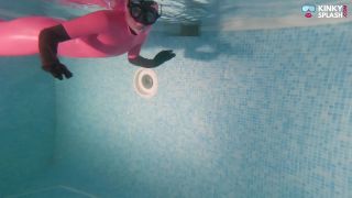 UkCuteGirl – Underwater Freediving Latex Masturbation Latex-1