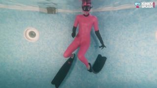 UkCuteGirl – Underwater Freediving Latex Masturbation Latex-2