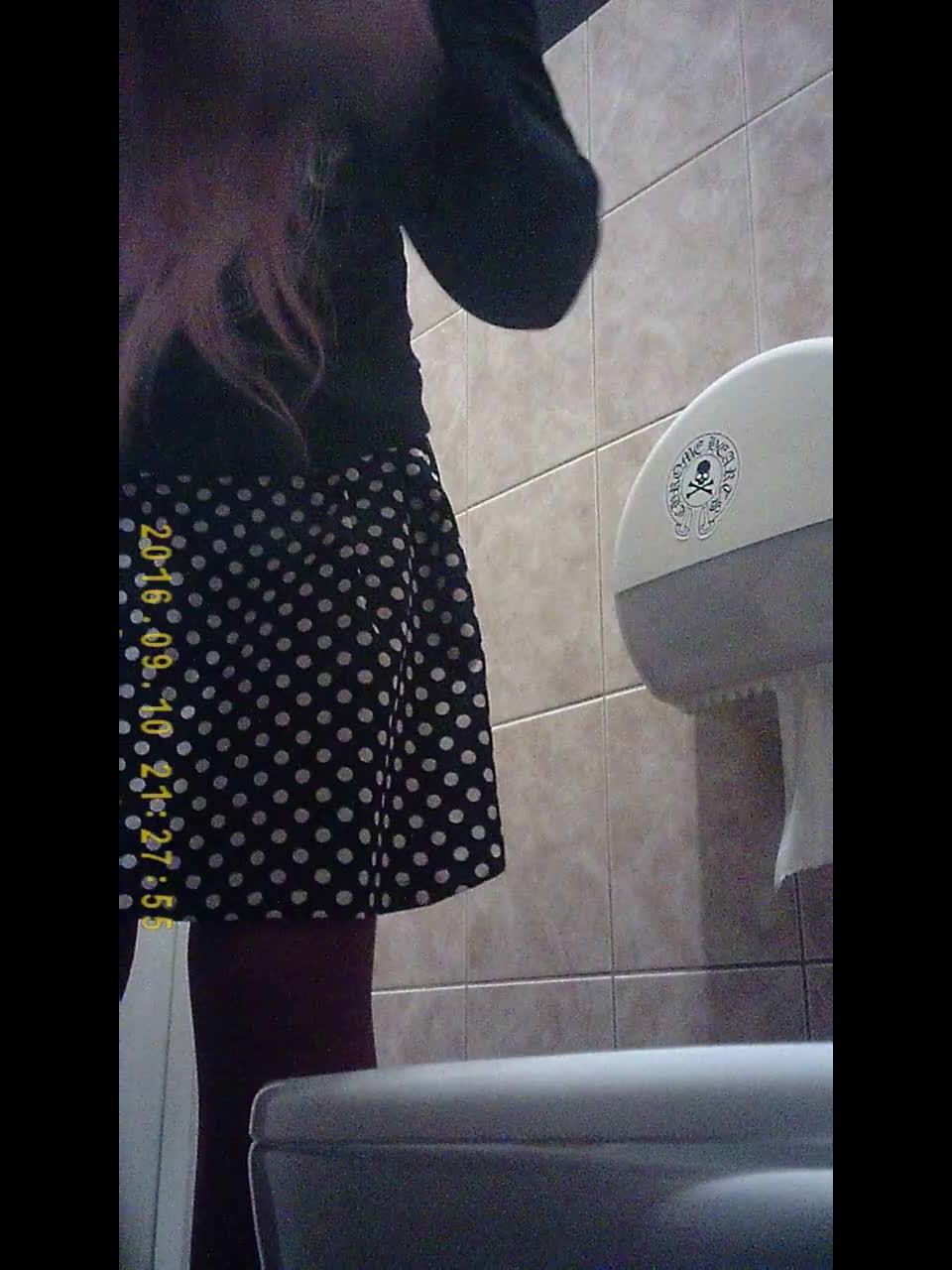 Voyeur in Public Toilet - Student restroom 93 - voyeur - voyeur 