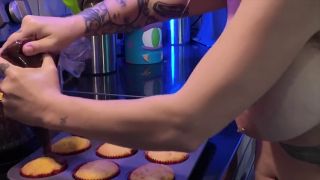 Baking Topless baking with Cubbi Thompson-9