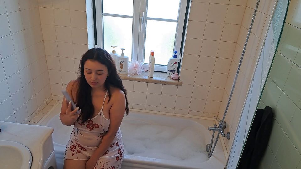 Miss Squirting Latina Wife Calls Handyman to Fix the Hot Tub