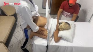 [GetFreeDays.com] Pervertido Se Hace Pasar por Medico Ginecologo para Follar A La Hermosa Esposa Al Lado de Su Marido Porn Video December 2022-4