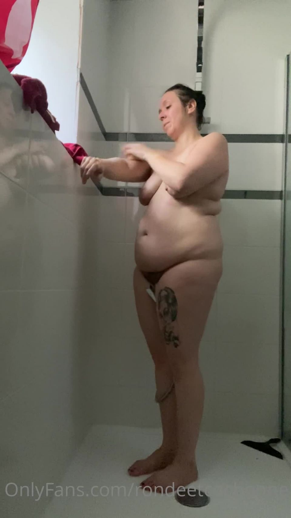 RondeETcochonne () Rondeetcochonne - moment dintimit sous la douche aprs le sport 23-01-2022