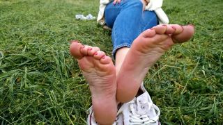 Converse shoeplay sexy feet in public place xxx-4