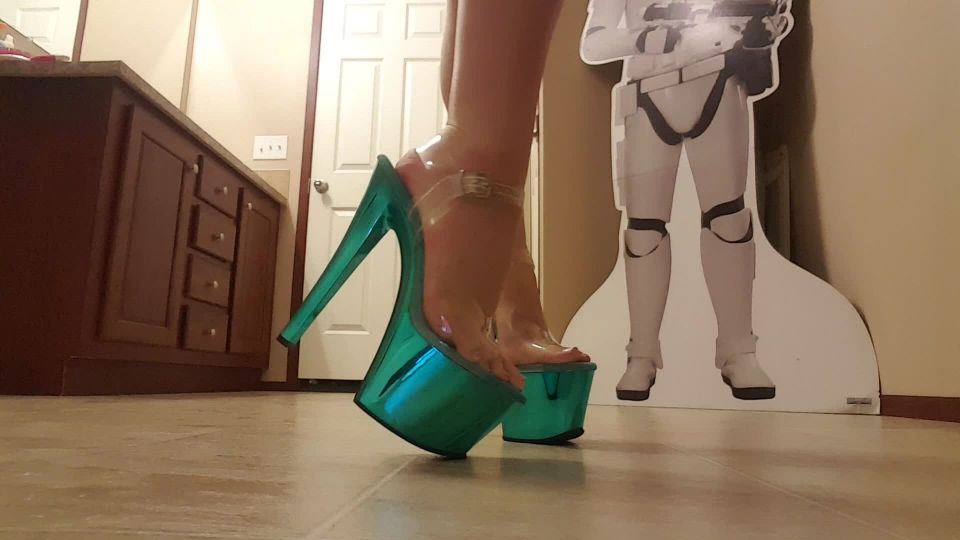 Pt 3FrostyPrincess - Showing Off New Heels And Ass