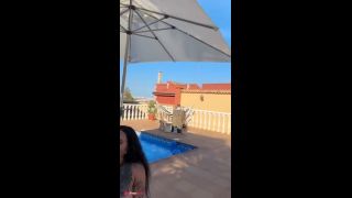 Versaute Milf besorgt es sich bis zum squirten am Pool , vor den Nachbarn-2