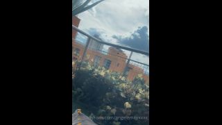 Angel Emily - angelemilyxxxx () Angelemilyxxxx - je vous envoie pleins de chaleur de bogota moi je bronze poile sur la terrasse 26-01-2021-0