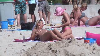 Get to watch s stunning ladies massaging each other smoking bi....-5