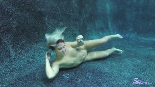 SexUnderwater e1024 Rharri Rhound UW Photo Shoot (mp4)-9