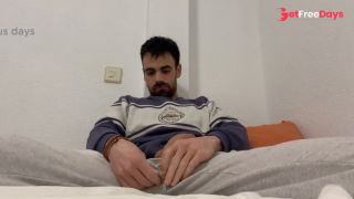 Eyaculo en mi habitacin antes de irme a duchar-3