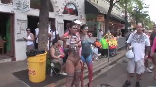 Amateur naked mardi gras babes-0