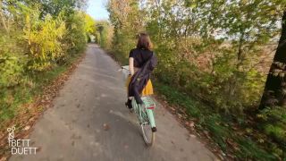 Bett Duett - UNCUT - Fahrrad Fick Tour mit meiner Freundin - Amateur-0