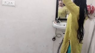 Real Homemade Sister in law ko bathroom me pakad ke chod kar bur se paani nikala-1