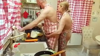 Мачеха соблазняет меня пока я готовлю ужин-2