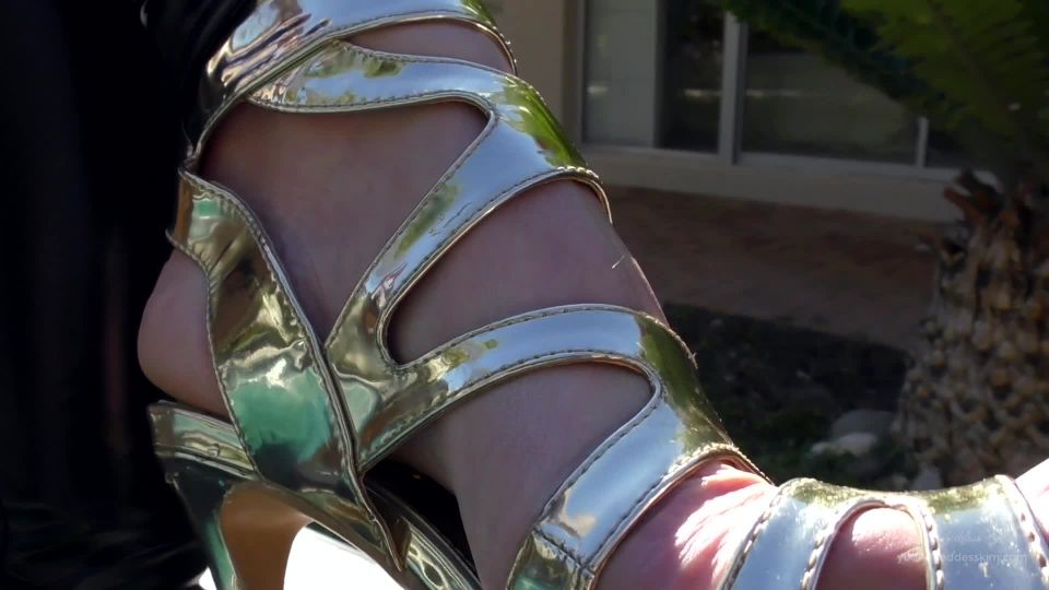 Young Goddess Kim – Becoming YGK’s Foot slave 1080 HD foot 
