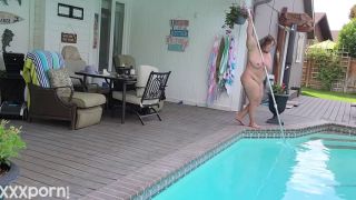 onlyfans fantasymilfursula OnlyFans Curvy Goddess Teasing in Red Thong While Cleaning Her Pool URSULA ANDREIA-7