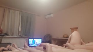 [Amateur] Сдала квартиру озабоченным девушкам, которых сняла на , когда они дрочили на порно-1