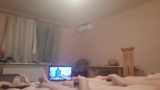 [Amateur] Сдала квартиру озабоченным девушкам, которых сняла на , когда они дрочили на порно-3