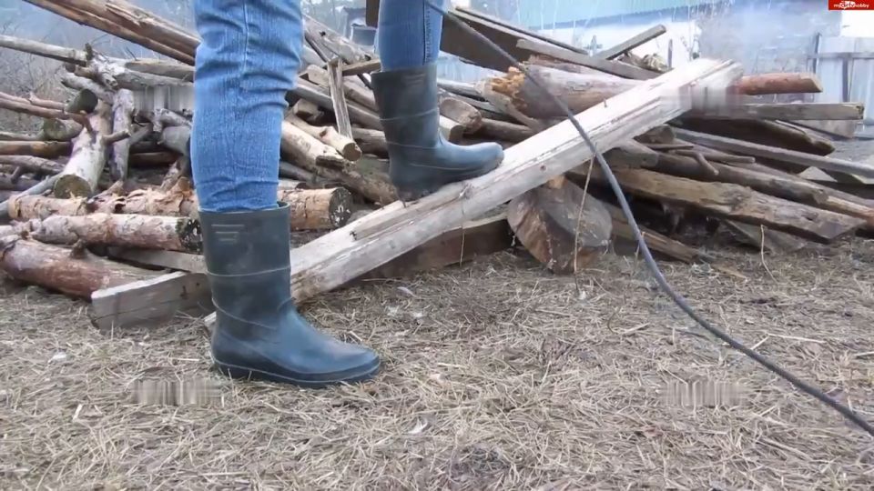 Gabby30 - Gather firewood on the farm - Amateur