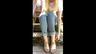Hailey - thecherryblonde () Thecherryblonde - not me getting scared by a bee while trying to record a sandal foot tease for yall 24-04-2021-1