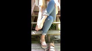 Hailey - thecherryblonde () Thecherryblonde - not me getting scared by a bee while trying to record a sandal foot tease for yall 24-04-2021-3