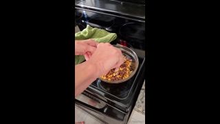 MILF Porn foxyfitgilf – 2024-12-24 Summer’s world famous Christmas Crack Enjoy watching me make this for you in-6