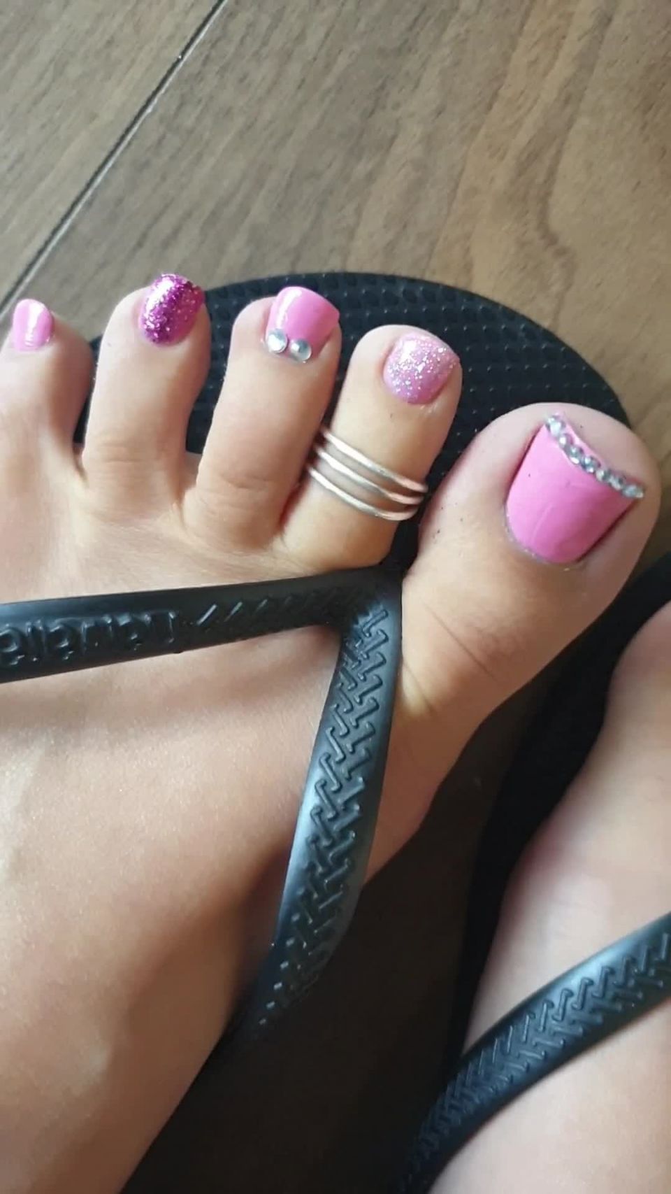 vegan footqueen  I wish you would all take turns cumming on my toes on feet porn 