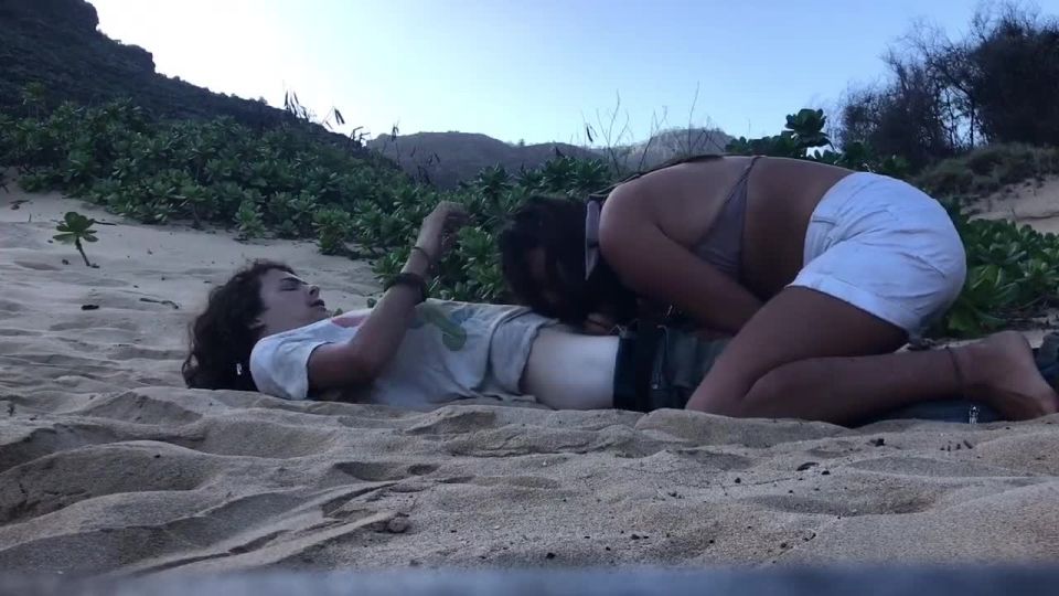 G09793 Teens Fuck Raw On Public Beach