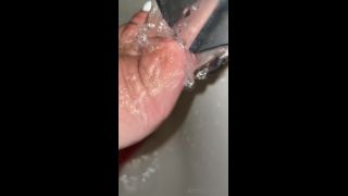 Amina Marie () Aminamarie - washing my big toe lol gotta keep it clean going to attempt a self worship hard to wear 13-08-2021-0