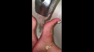 Amina Marie () Aminamarie - washing my big toe lol gotta keep it clean going to attempt a self worship hard to wear 13-08-2021-9