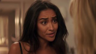 Shay Mitchell - You s01e02 (2018) HD 1080p - (Celebrity porn)-7