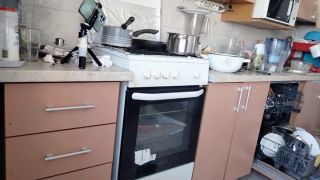 PinkyMadame - Une maman sexy prépare le petit-déjeuner, chatte poilue, gros seins.-1