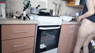 PinkyMadame - Une maman sexy prépare le petit-déjeuner, chatte poilue, gros seins.-2