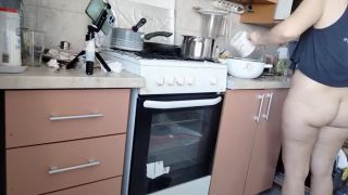 PinkyMadame - Une maman sexy prépare le petit-déjeuner, chatte poilue, gros seins.-3