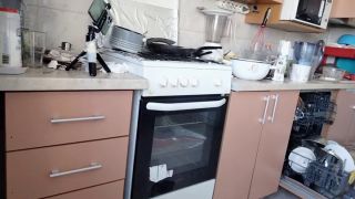 PinkyMadame - Une maman sexy prépare le petit-déjeuner, chatte poilue, gros seins.-7