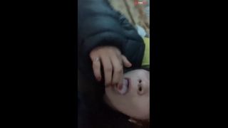 Chica latina se masturba acostada en su cama-3