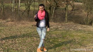 Vanessa Decker LoveWetting - Vanessa ('Hold it' challenge) (2015-03-23) [1080p]-4
