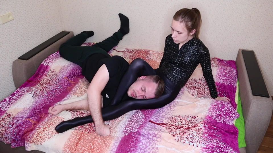 Evelina Domina in Video - Scissorhold before bedtime Vide...